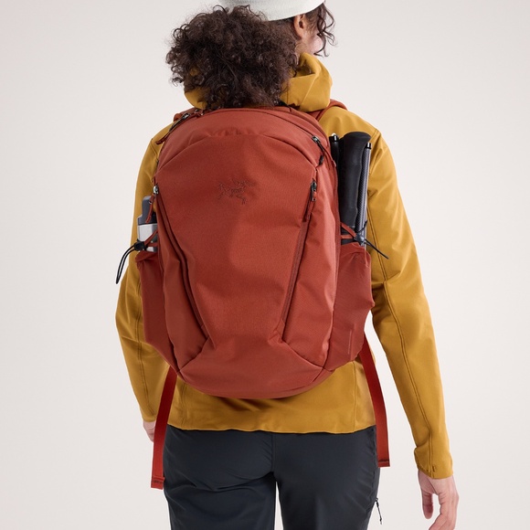 Arc'teryx Mantis 26 L Hike Pack in Sequoia (unisex) - Picture 2 of 3